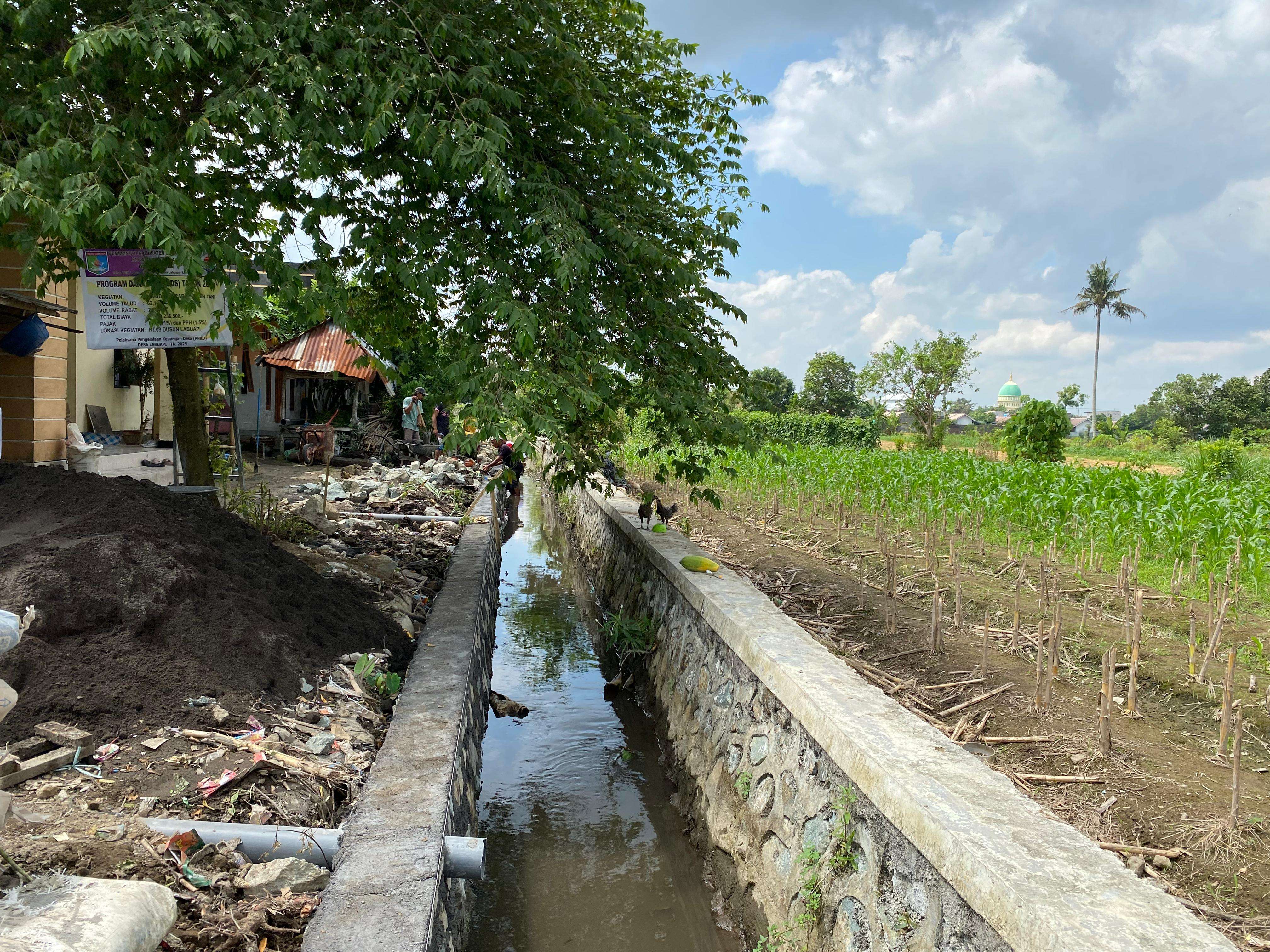 Pentaludan & Rabat Jalan Tani di RT.09 (Utara) Dusun Labuapi 