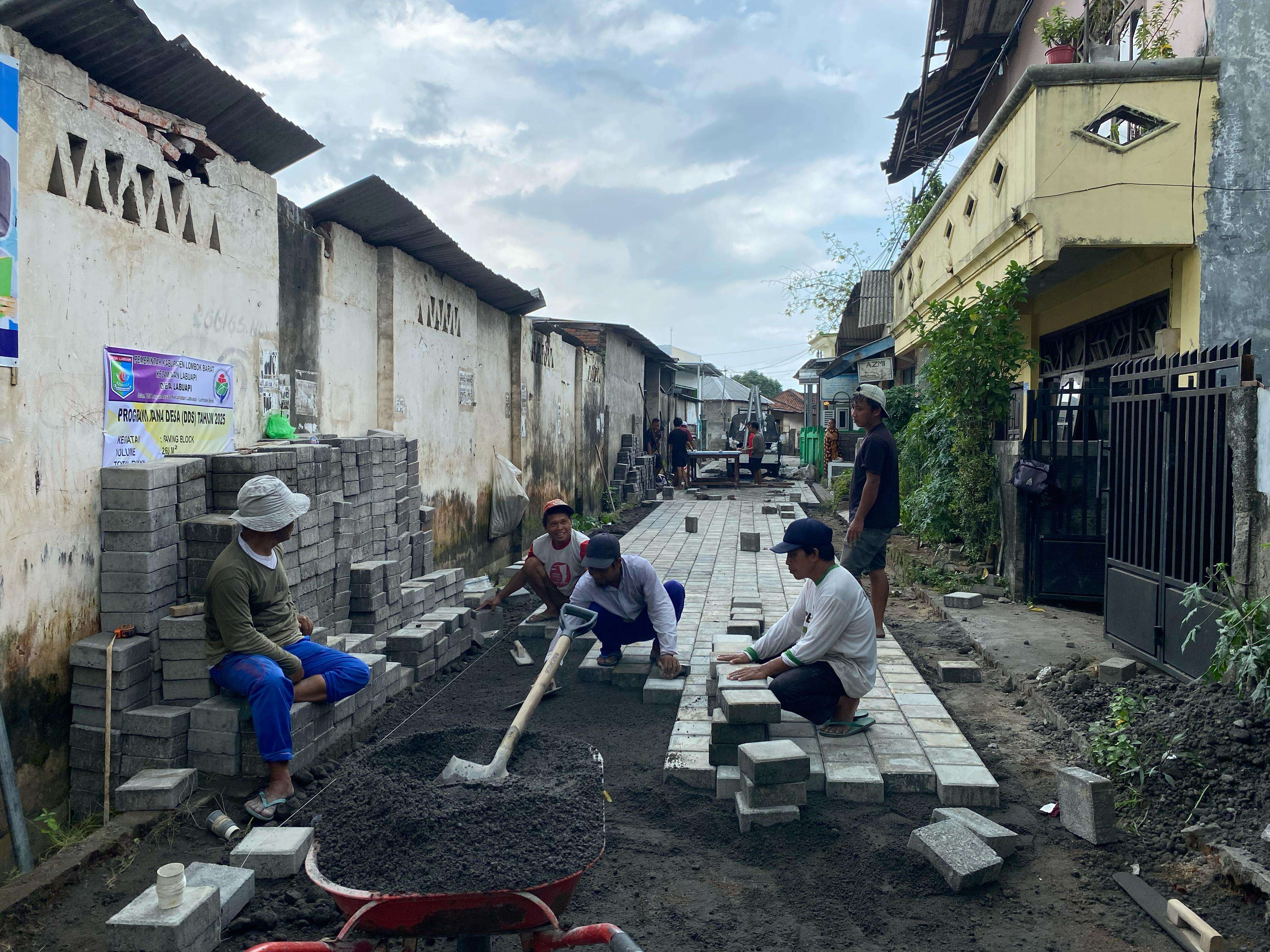 Pemasangan Paving Blok di RT.01 Dusun Labuapi